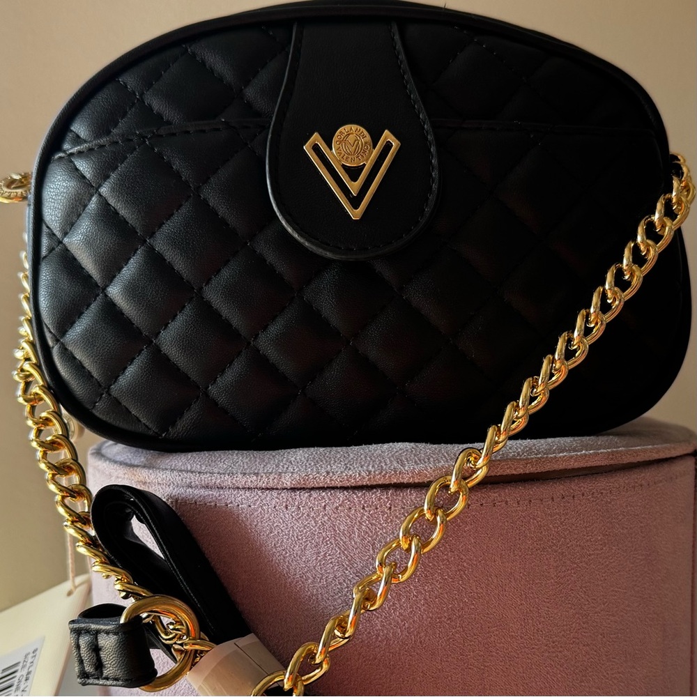 Elegant Black Quilted Bag with Gold Chain